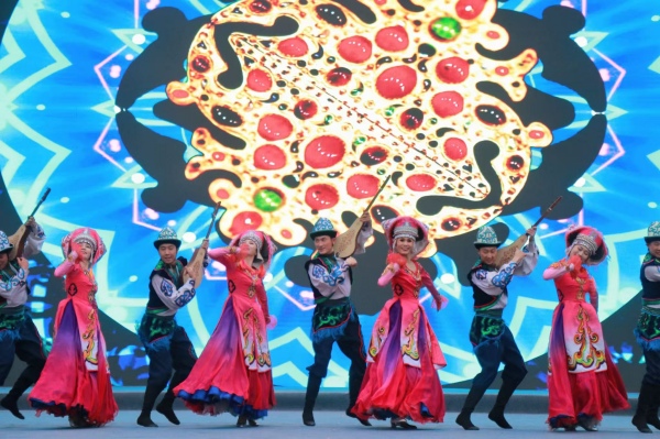 群舞《快樂(lè)的庫(kù)姆孜》。胥世鵬 攝