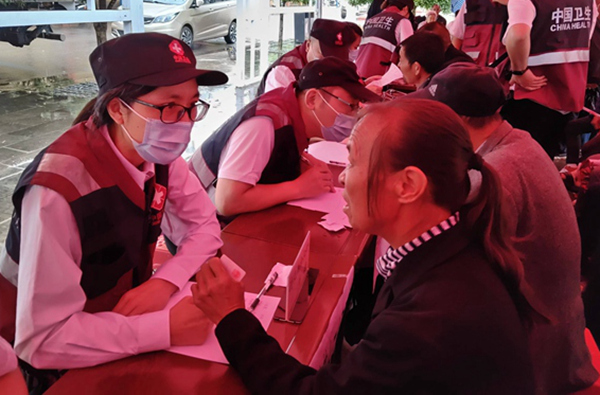 肖娟在義診中解答就診者疑問(wèn)。重慶市第十三人民醫(yī)院供圖