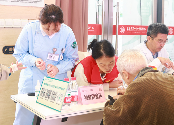 醫(yī)院常在義診中提供血糖檢測(cè)服務(wù)。曾英豪攝