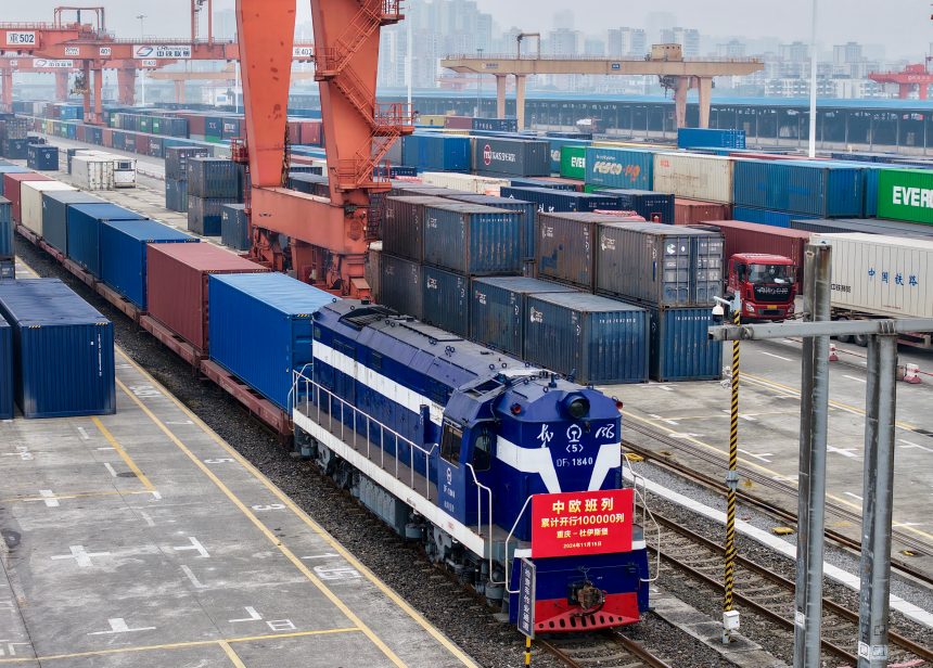 X8083次中歐班列（重慶—杜伊斯堡）從重慶發(fā)出。中國鐵路成都局集團(tuán)有限公司供圖
