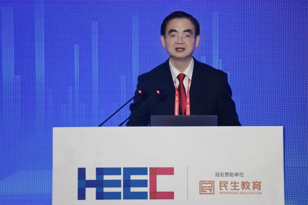 重慶市高等教育學(xué)會監(jiān)事長李克勇致辭。主辦方供圖