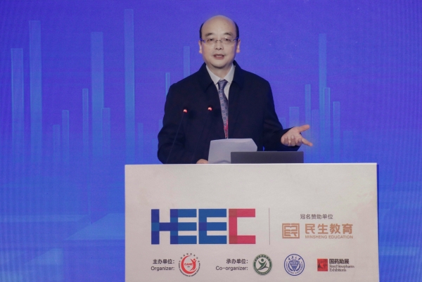 貴州省高等教育學(xué)會理事長溫小軍致辭。主辦方供圖