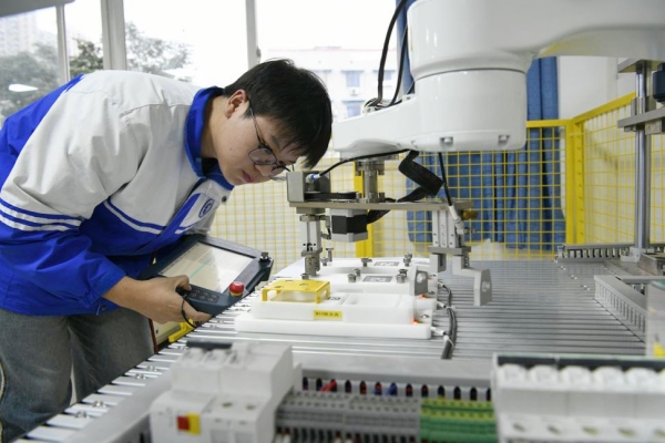 安裝與調(diào)試比賽現(xiàn)場。重慶能源工業(yè)技師學院供圖