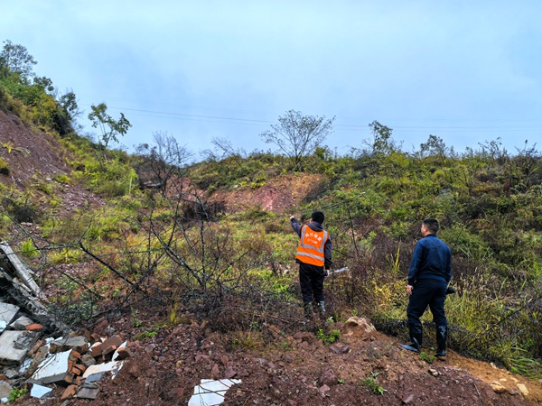 《兌窩子坪滑坡巡查》。10月21日，巫山縣銅鼓鎮(zhèn)建管辦負責人夏鑫偉、駐守地質工程師王忠凌（左）雨后巡查兌窩子坪滑坡點。劉勇攝