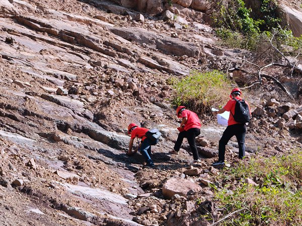 《烈日下問(wèn)診大地》。8月15日，南江地質(zhì)隊(duì)駐守地質(zhì)工程師在長(zhǎng)壽區(qū)江南街道龍橋湖村開(kāi)展1：10000小流域地質(zhì)災(zāi)害精細(xì)化調(diào)查。劉黎攝