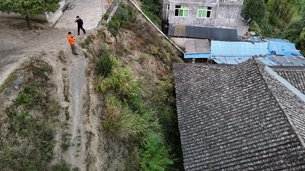《新技術(shù)助推新地質(zhì)》。隨著無人機等新技術(shù)新手段在地質(zhì)行業(yè)的廣泛應(yīng)用，傳統(tǒng)地質(zhì)災(zāi)害防治工作向智能化、科技化和信息化方向發(fā)展。圖為10月28日，地質(zhì)工程師徐騰蛟在黔江區(qū)水市鎮(zhèn)新安村使用無人機航拍屋后隱患邊坡。徐騰蛟攝