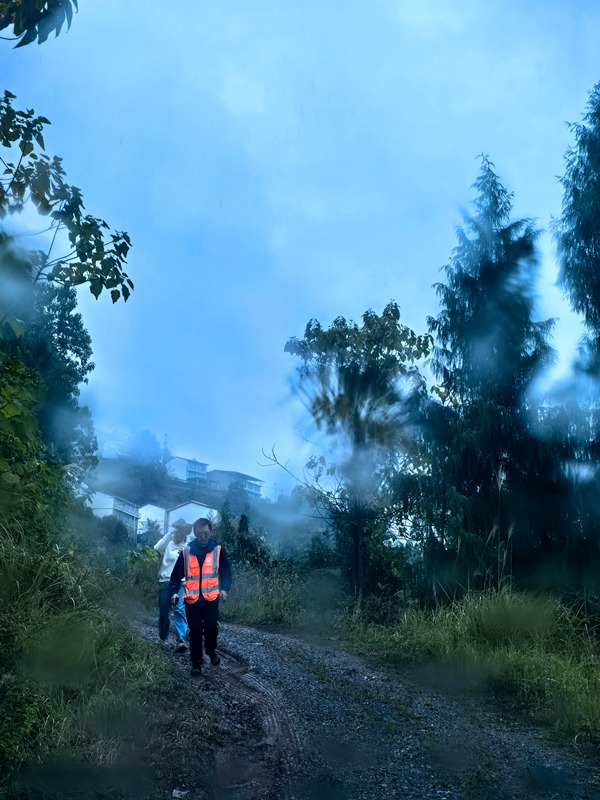 《雨中的身影》。10月17日，巫山縣銅鼓鎮(zhèn)駐守地質工程師王忠凌（前）和鎮(zhèn)規(guī)建辦工作人員謝清艮，在前往銅鼓鎮(zhèn)竹園村測量檢查途中遇到了降雨，踩著泥濘繼續(xù)前行。劉勇攝