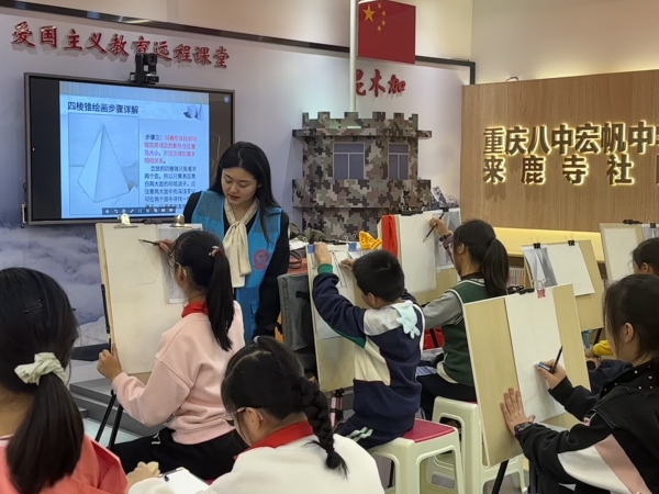 石馬河街道來(lái)鹿寺社區(qū)專職網(wǎng)格員李妍為社區(qū)居民講解“來(lái)鹿美術(shù) 創(chuàng)意空間”素描課程。江北區(qū)委組織部供圖