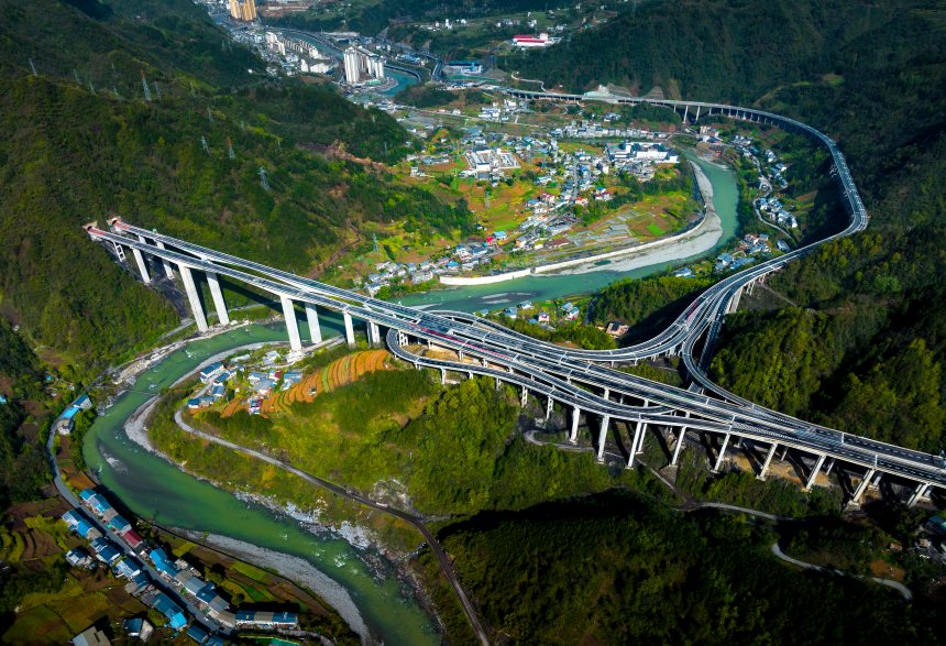 蜿蜒任河。張昌軍攝