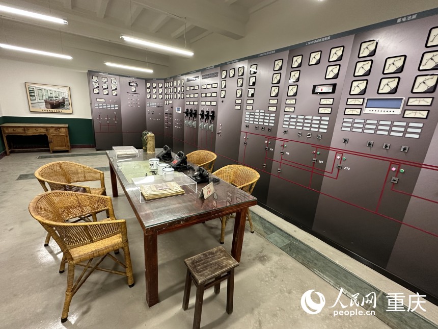 上世紀七十年代涼亭變電站主控制室場景。人民網記者 劉政寧攝