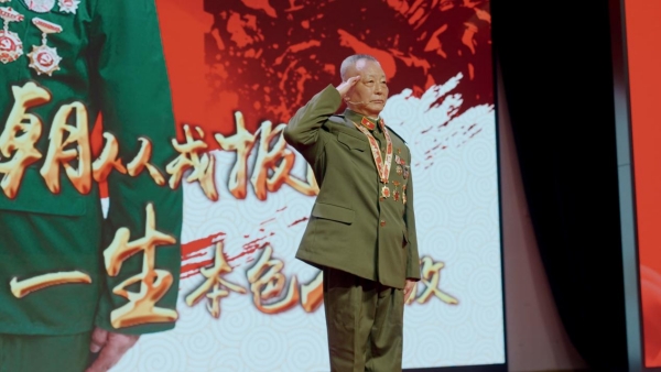 退役軍人李東江作宣講。兩江新區(qū)西南大學附屬中學供圖