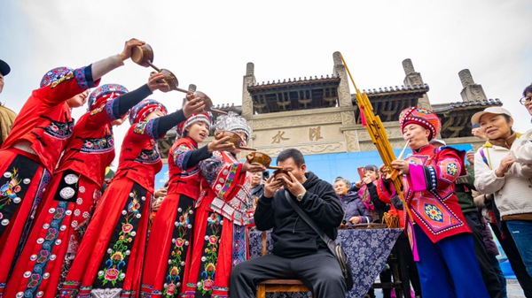 活動(dòng)現(xiàn)場(chǎng)舉行攔門酒儀式。受訪單位供圖