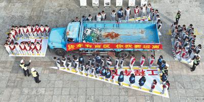 安徽省蕪湖市公安局交警支隊民警走進轄區(qū)學(xué)校，向?qū)W生宣傳大貨車盲區(qū)等交通安全知識。陳效寶攝（影像中國）