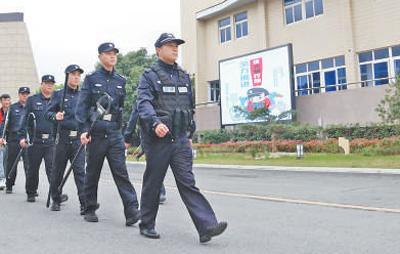 浙江省諸暨市公安局牌頭派出所民警和志愿者在轄區(qū)街道巡邏，維護交通秩序。宣國祥攝（人民視覺）