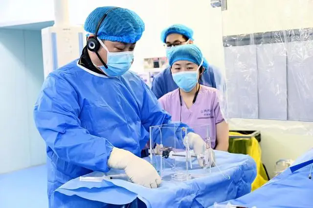 醫(yī)生實施釔90治療。受訪者供圖