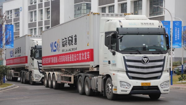 載著10.8萬副奉節(jié)眼鏡的貨車駛出奉節(jié)生態(tài)工業(yè)產(chǎn)業(yè)園。劉濱清攝