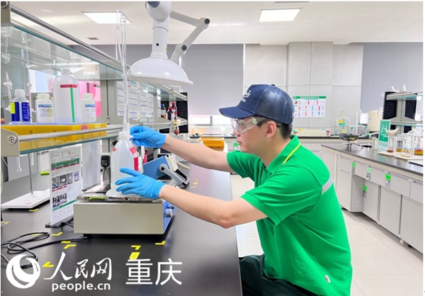 重慶啤酒工作人員楊術(shù)杰在抽檢（資料圖）。人民網(wǎng)記者 胡虹攝