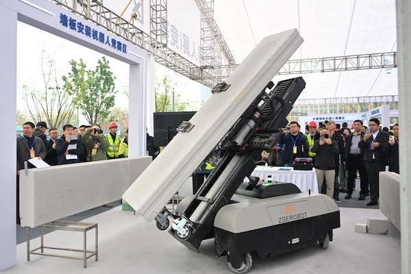 墻板安裝機器人競賽區(qū)。鄒樂攝