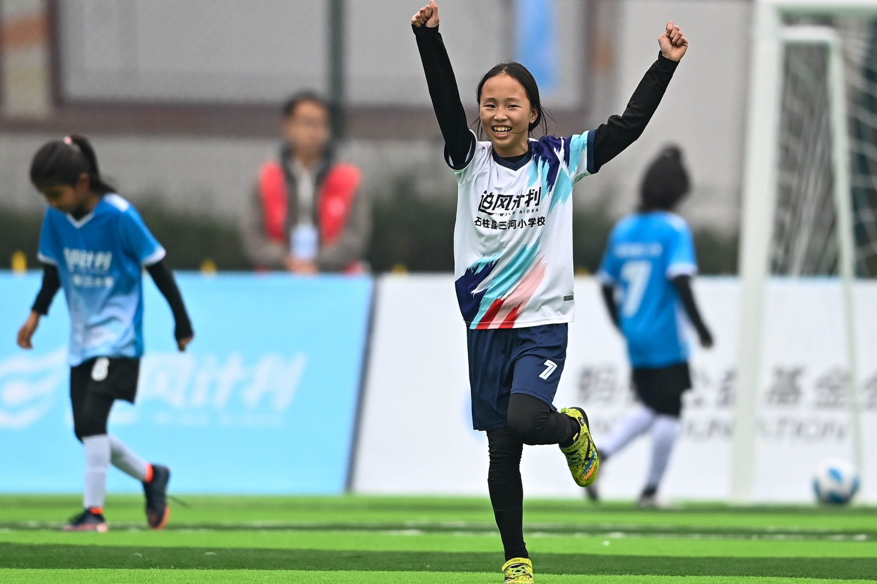 隊(duì)友陳熠馨慶祝進(jìn)球。吳汪洋攝