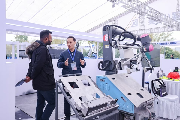 地磚鋪貼機器人P900。受訪者供圖