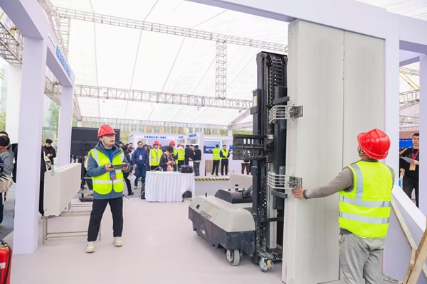 裝配式建筑預制墻板安裝機器人。受訪者供圖