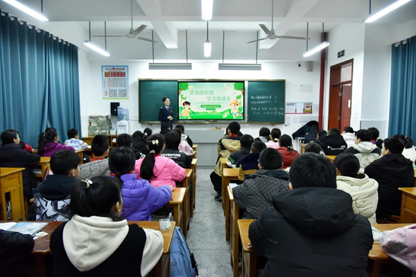 奉節(jié)縣稅務(wù)人員走進(jìn)夔州小學(xué)開講普法課。蔡仲垚攝