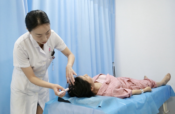 中醫(yī)師為失眠患者做針灸治療。曾英豪攝