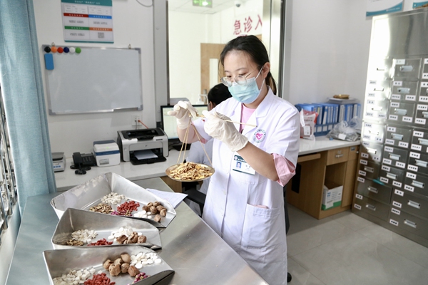 中藥師正在做中藥調(diào)配。曾英豪攝