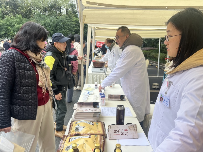 中醫(yī)藥文化宣傳周活動(dòng)現(xiàn)場(chǎng)。