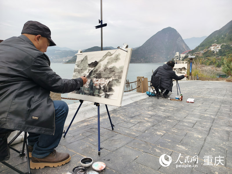 藝術(shù)家們在巫山三峽里·竹枝村創(chuàng)作采風。人民網(wǎng) 陳琦攝