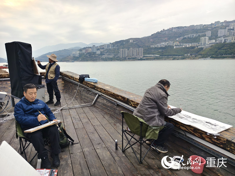 藝術(shù)家們在巫山三峽里·竹枝村創(chuàng)作采風。人民網(wǎng) 陳琦攝