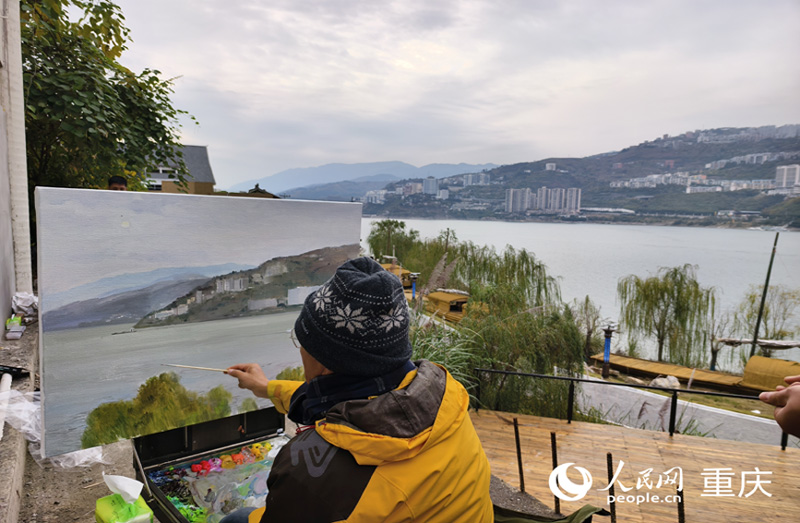 藝術(shù)家們在巫山三峽里·竹枝村創(chuàng)作采風。人民網(wǎng) 陳琦攝