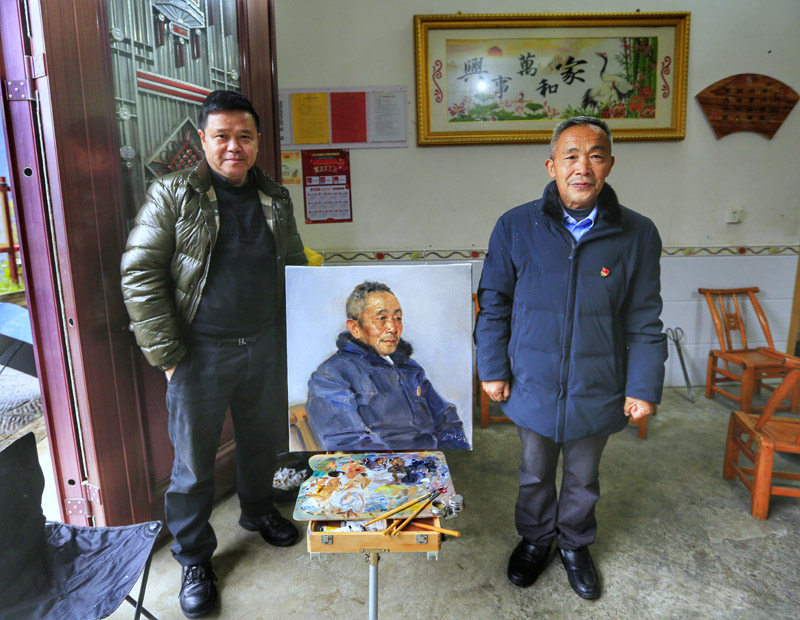 中國美協(xié)副主席、重慶市文聯(lián)副主席、重慶市美協(xié)主席龐茂琨為巫山縣下莊村村支書毛相林繪肖像畫。重慶市美協(xié)供圖