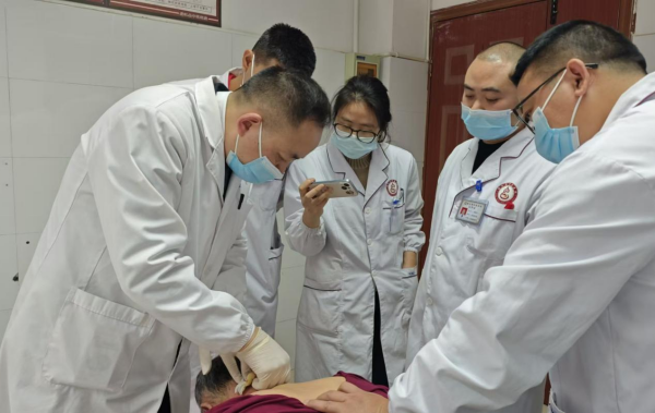 王吉龍（左一）在綏江縣中醫(yī)院現(xiàn)場(chǎng)教學(xué)。