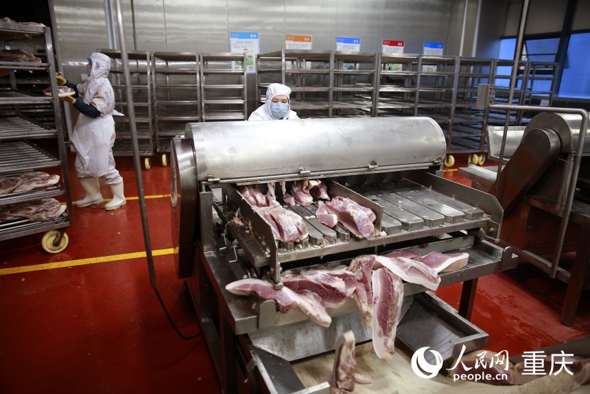 智能車(chē)間里，工人們用機(jī)器對(duì)豬肉進(jìn)行分割。人民網(wǎng)記者 劉政寧攝