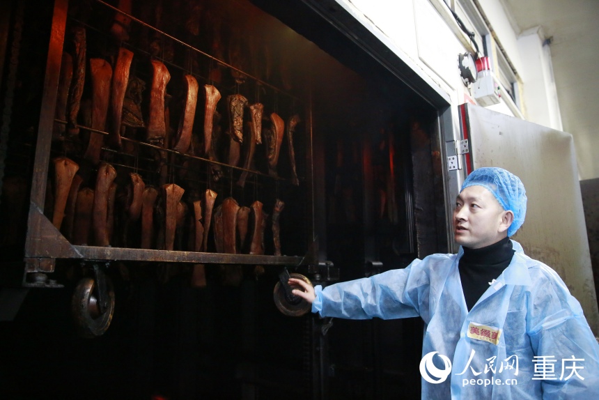 美綴美公司自主研發(fā)的控溫控濕、自動(dòng)提升、整車(chē)進(jìn)整車(chē)出的智能炕房。人民網(wǎng)記者 劉政寧攝