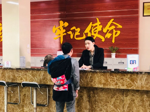 社區(qū)工作人員接待各族群眾來訪咨詢。曹檢攝