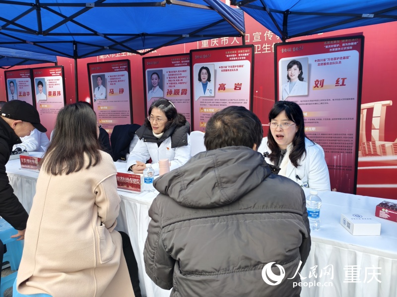 重慶好醫(yī)護、我為你服務”志愿服務總隊隊員正在為群眾義診