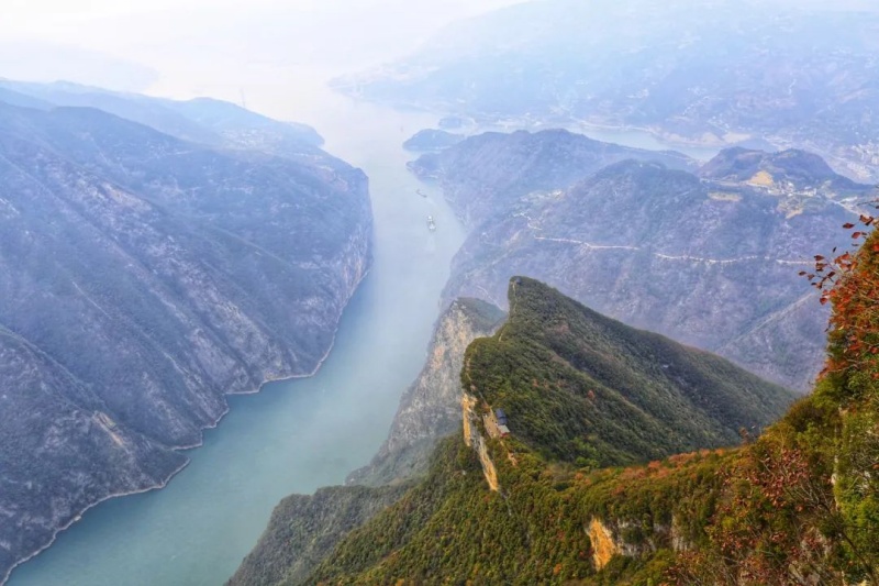 作為長江三峽的起點(diǎn)，奉節(jié)以白帝城、夔門、瞿塘峽等自然景觀名揚(yáng)天下。重慶市美協(xié)供圖