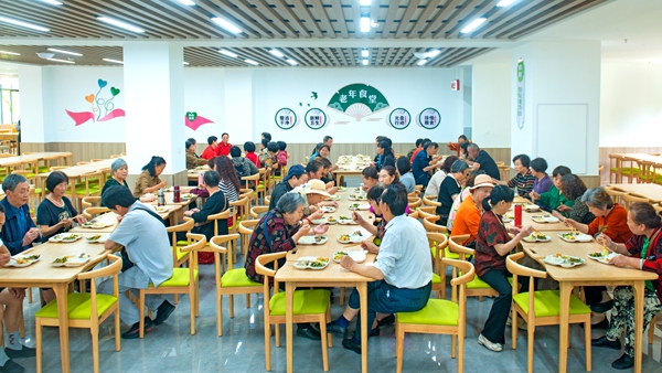 服務(wù)聯(lián)合體內(nèi)設(shè)置了慈善愛(ài)心老年食堂。秀山縣民政局供圖
