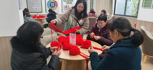 組織社工對(duì)民政服務(wù)對(duì)象開(kāi)展各類(lèi)關(guān)愛(ài)服務(wù)活動(dòng)。秀山縣民政局供圖