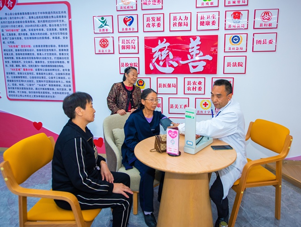 在服務(wù)聯(lián)合體開(kāi)展義診活動(dòng)。秀山縣民政局供圖