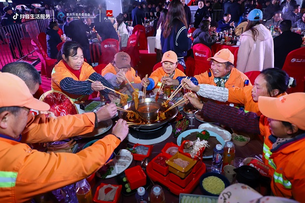 市民圍坐吃火鍋。主辦方供圖