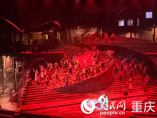 舞臺劇《重慶·1949》。人民網(wǎng)記者 馮文彥攝
