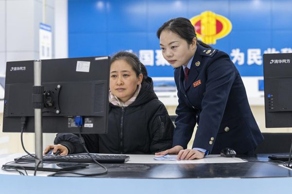 渝北區(qū)稅務(wù)人員輔導(dǎo)新辦企業(yè)辦稅人員辦理涉稅事項。郭睿攝