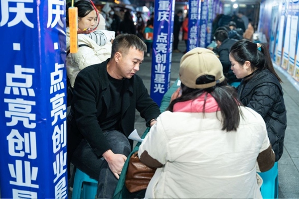 企業(yè)招聘攤位前，企業(yè)工作人員與求職者進(jìn)行面談。重慶市人力社保局供圖