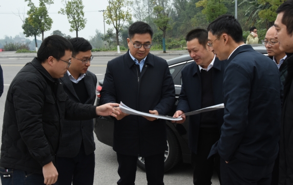 重慶市委教育工委書記、市教委主任劉宴兵調(diào)研考察現(xiàn)場(chǎng)。重慶工貿(mào)職業(yè)技術(shù)學(xué)院供圖