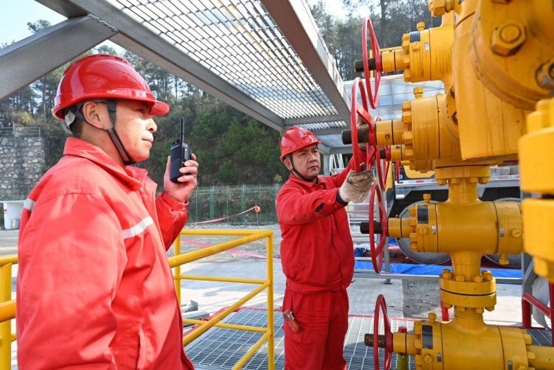 涪陵頁(yè)巖氣田采氣員工檢查焦頁(yè)90#平臺(tái)新投產(chǎn)氣井運(yùn)行情況。涪陵頁(yè)巖氣公司供圖
