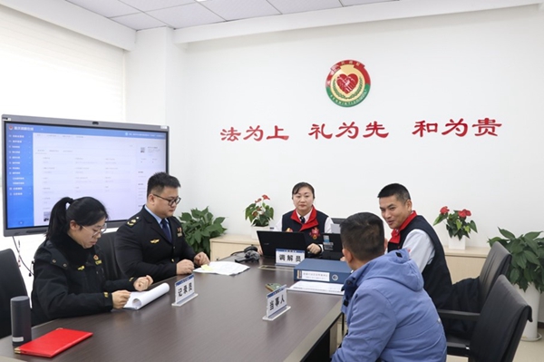 1月3日調(diào)解現(xiàn)場。李銘旭攝