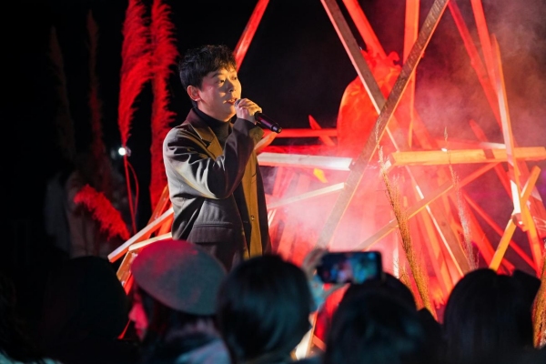 《禮贊生命》大學(xué)生生命教育組歌主創(chuàng)李可現(xiàn)場演唱。重慶工商職業(yè)學(xué)院供圖